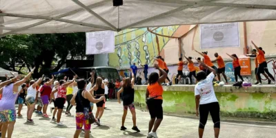 Participantes de atividade de convivência para pessoas idosas em Niterói, durante programação de lazer e integração social.