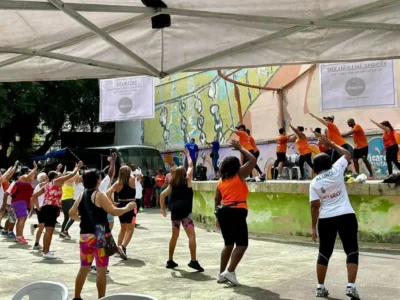 Participantes de atividade de convivência para pessoas idosas em Niterói, durante programação de lazer e integração social.