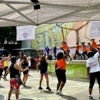Participantes de atividade de convivência para pessoas idosas em Niterói, durante programação de lazer e integração social.
