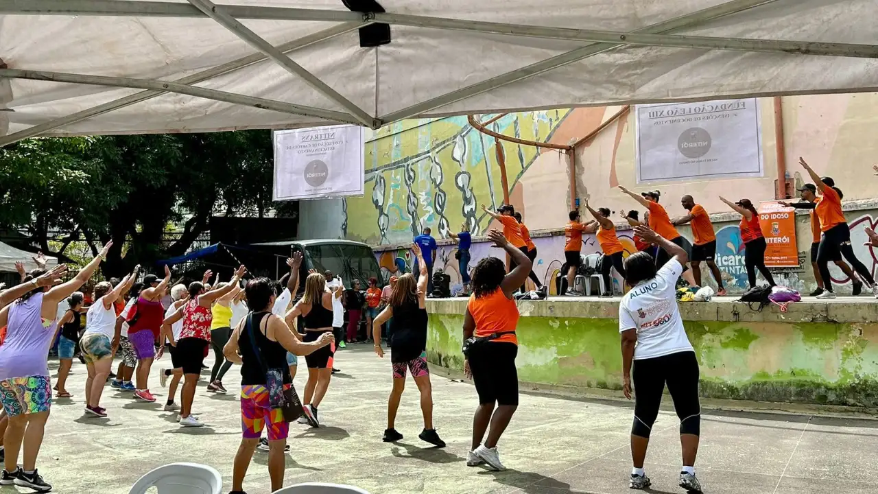 Participantes de atividade de convivência para pessoas idosas em Niterói, durante programação de lazer e integração social.