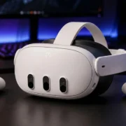 Headset Meta Quest com controles de realidade virtual, ilustrando diferenças entre jogos autônomos e PCVR.