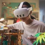 Meta VR Glasses com módulo externo usados em experiência de realidade virtual sem controles