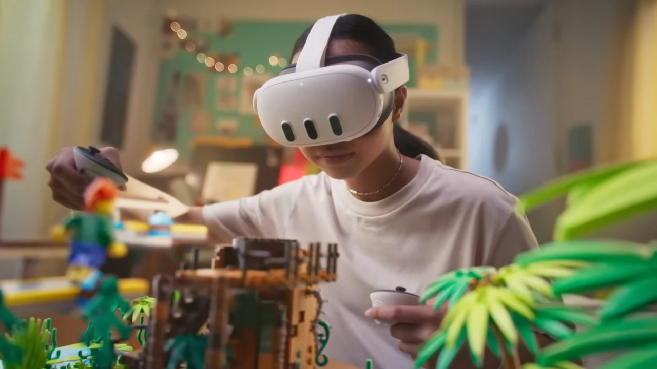 Meta VR Glasses com módulo externo usados em experiência de realidade virtual sem controles
