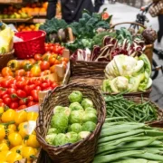 Bancada de feira com verduras e legumes frescos organizados para comercialização.