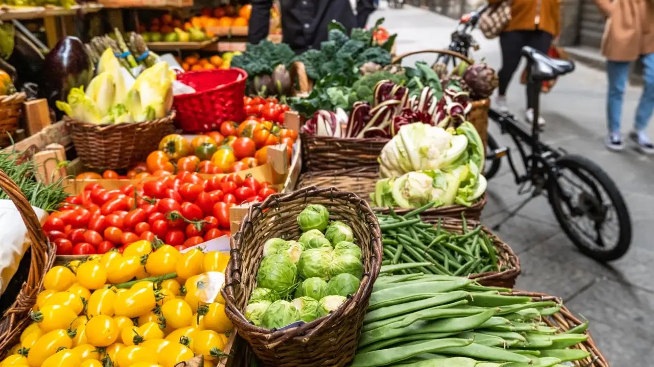 Bancada de feira com verduras e legumes frescos organizados para comercialização.