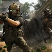 Soldado armado de Call of Duty Modern Warfare 4 avança diante de um ônibus verde em cenário de combate.