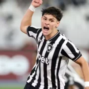 Álvaro Montoro com a camisa do Botafogo durante partida do Campeonato Brasileiro