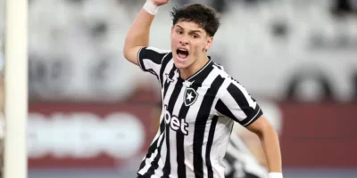 Álvaro Montoro com a camisa do Botafogo durante partida do Campeonato Brasileiro