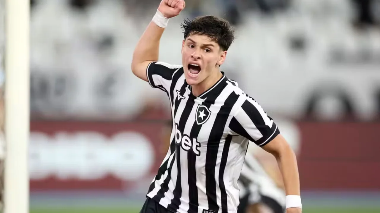 Álvaro Montoro com a camisa do Botafogo durante partida do Campeonato Brasileiro Álvaro Montoro com a camisa do Botafogo durante partida do Campeonato Brasileiro
