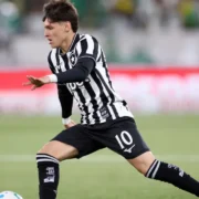 Álvaro Montoro em ação pelo Botafogo antes de desfalcar clássico contra o Vasco