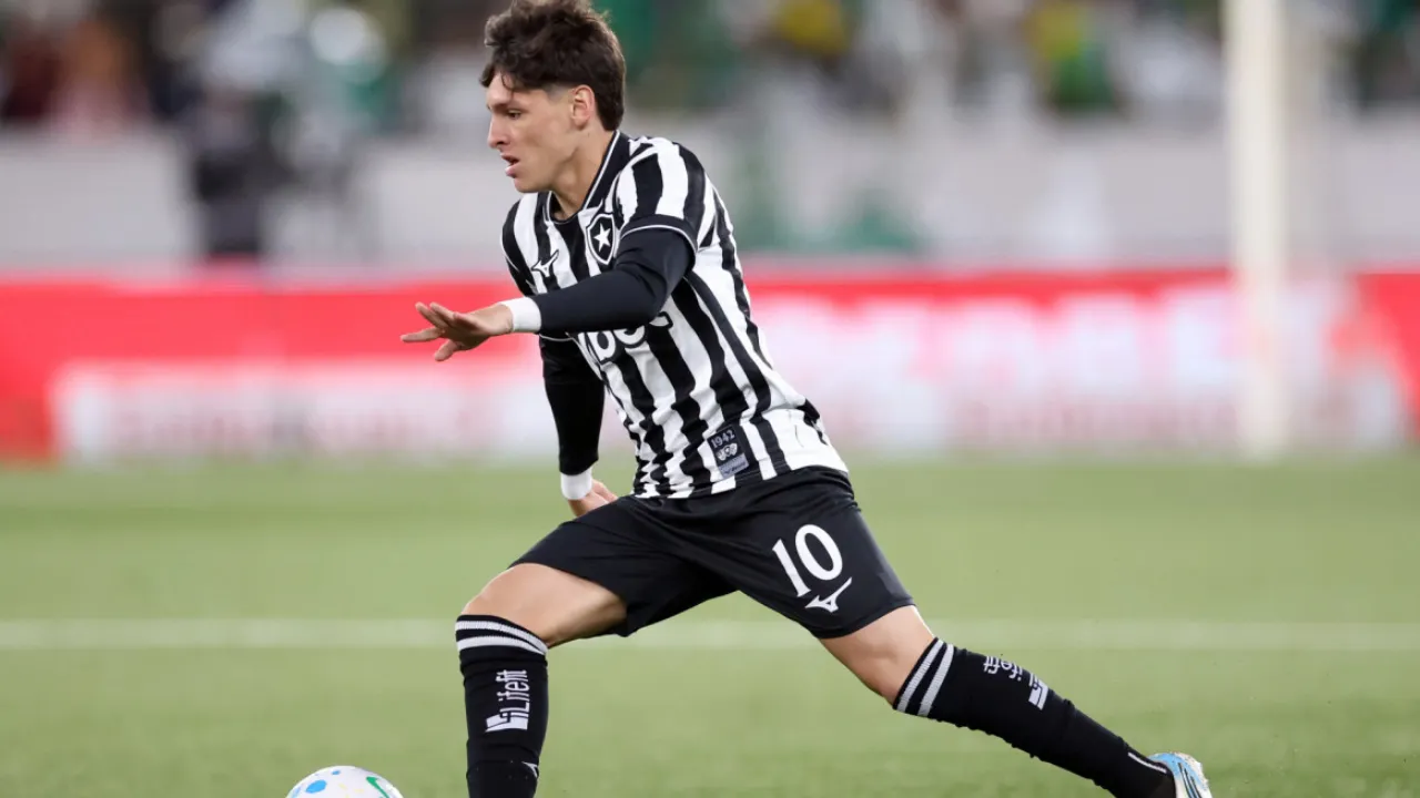 Álvaro Montoro em ação pelo Botafogo antes de desfalcar clássico contra o Vasco Álvaro Montoro em ação pelo Botafogo antes de desfalcar clássico contra o Vasco