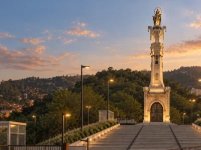 Monumento de Nossa Senhora Auxiliadora no alto do Morro do Alarico, em Santa Rosa, Niterói