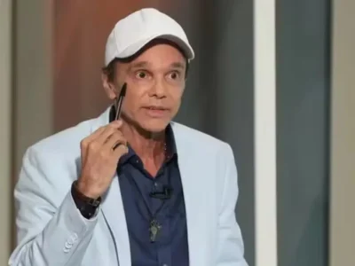 Cantor Netinho durante apresentação ao vivo
