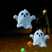 Fantasmas virtuais flutuam em uma sala residencial enquanto abóboras mágicas aparecem em uma experiência de realidade mista inspirada no Halloween.
