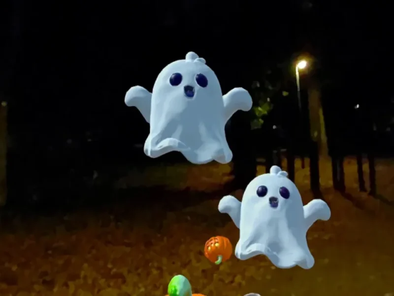 Fantasmas virtuais flutuam em uma sala residencial enquanto abóboras mágicas aparecem em uma experiência de realidade mista inspirada no Halloween.