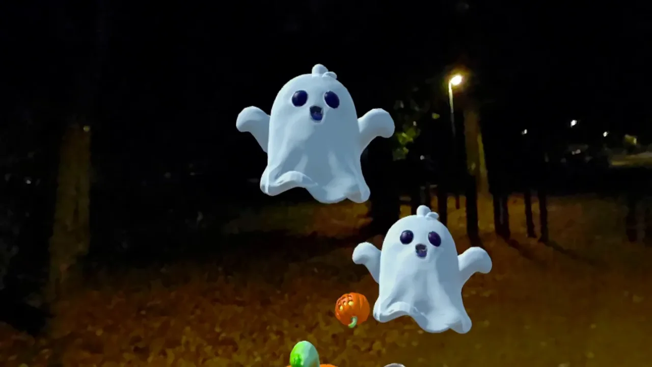 Fantasmas virtuais flutuam em uma sala residencial enquanto abóboras mágicas aparecem em uma experiência de realidade mista inspirada no Halloween.