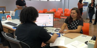 Mulheres participam de atividade prática de qualificação profissional na construção civil.
