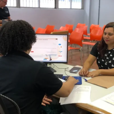 Mulheres participam de atividade prática de qualificação profissional na construção civil.