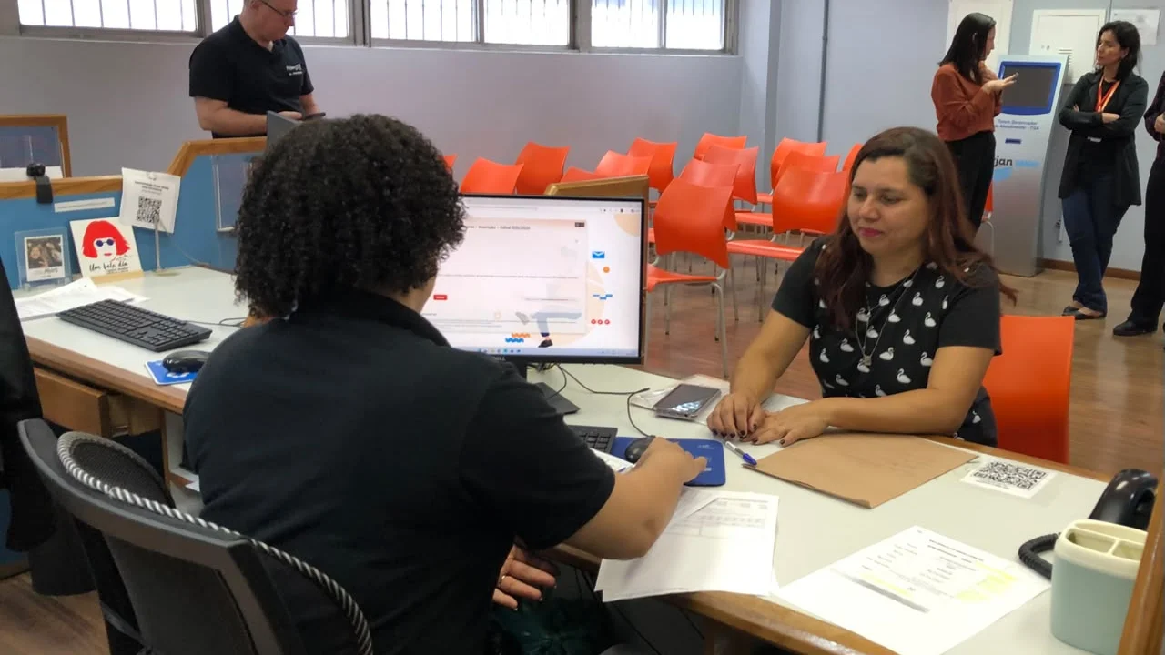 Mulheres participam de atividade prática de qualificação profissional na construção civil.