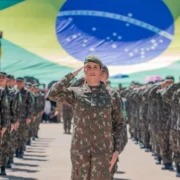 Mulheres incorporadas ao Exército Brasileiro em formação militar durante cerimônia realizada em Brasília, em março de 2026.