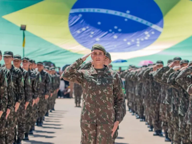 Mulheres incorporadas ao Exército Brasileiro em formação militar durante cerimônia realizada em Brasília, em março de 2026.