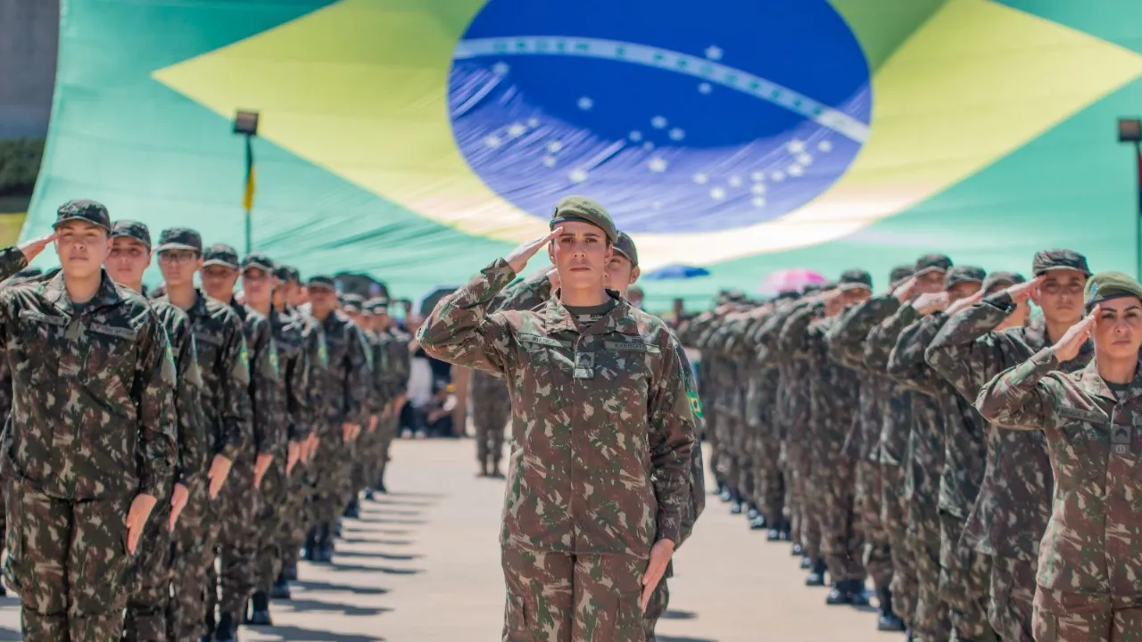 Mulheres incorporadas ao Exército Brasileiro em formação militar durante cerimônia realizada em Brasília, em março de 2026.