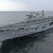Navio-Aeródromo Multipropósito Atlântico (A140), da Marinha do Brasil, navegando com helicópteros posicionados no convés de voo.