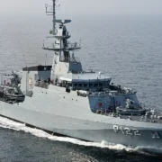 Navio-patrulha oceânico Amazonas P120 da Marinha do Brasil navegando no mar.