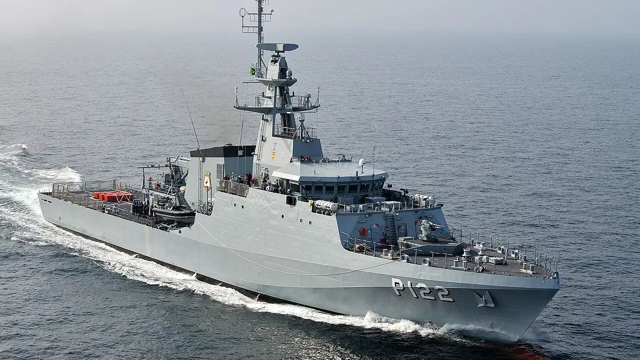 Navio-patrulha oceânico Amazonas P120 da Marinha do Brasil navegando no mar.