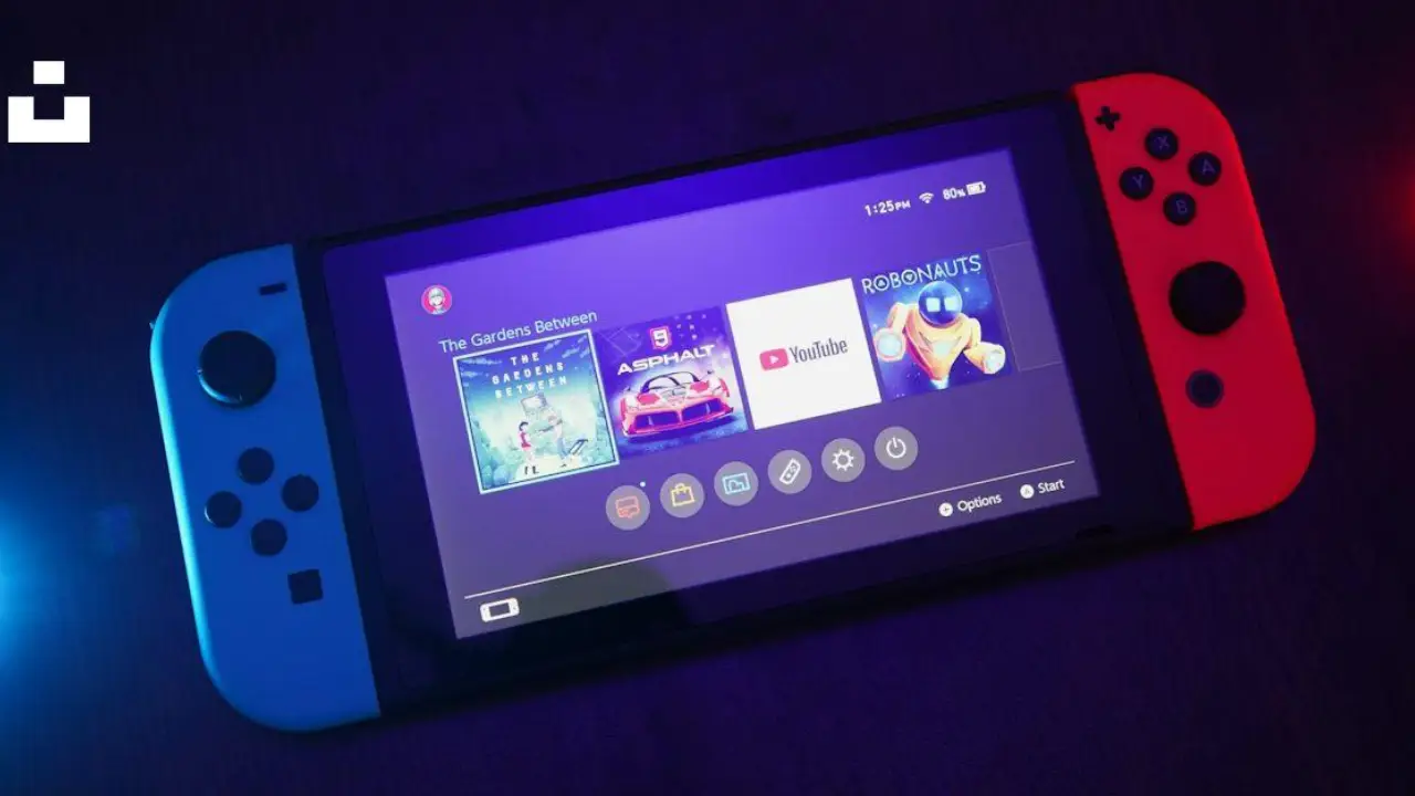 Nintendo Switch com tela ligada e controles Joy-Con, em fotografia ilustrativa sobre jogos digitais.