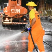 Equipe da Clin realiza limpeza urbana em Niterói