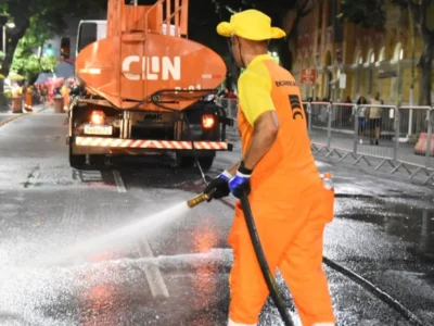 Equipe da Clin realiza limpeza urbana em Niterói