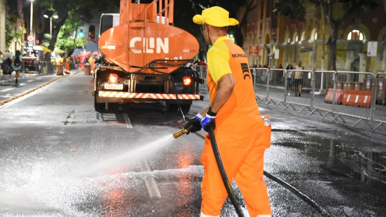 Equipe da Clin realiza limpeza urbana em Niterói