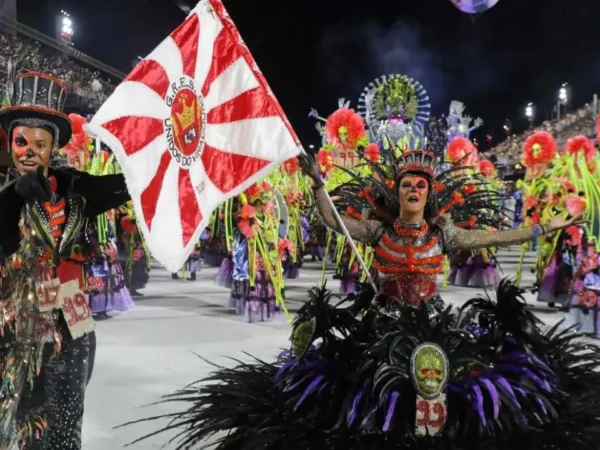 Escola de samba desfila no Carnaval de Niterói