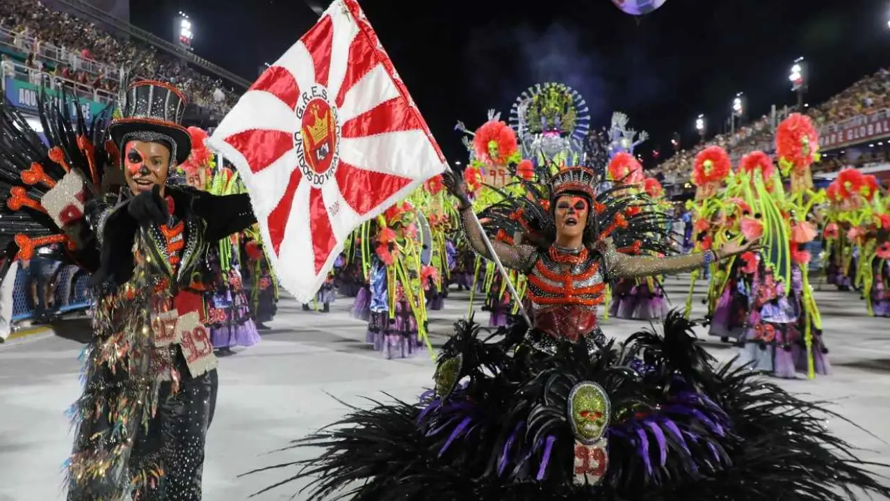 Escola de samba desfila no Carnaval de Niterói Escola de samba desfila no Carnaval de Niterói