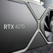 Placa de vídeo Nvidia GeForce RTX 4070 Founders Edition com acabamento metálico e identificação do modelo em destaque.