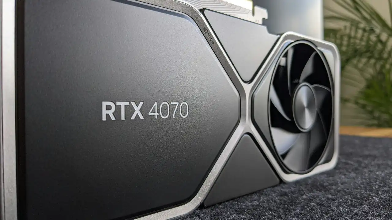 Placa de vídeo Nvidia GeForce RTX 4070 Founders Edition com acabamento metálico e identificação do modelo em destaque.