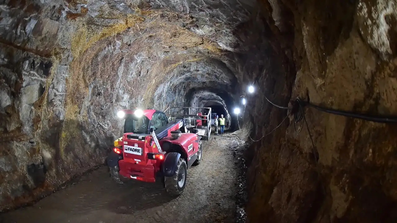 Obras de recuperação do Túnel do Tibau, que liga o mar à Lagoa de Piratininga, em Niterói.