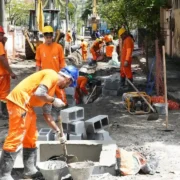 Obras de drenagem em andamento no bairro Neves, em São Gonçalo
