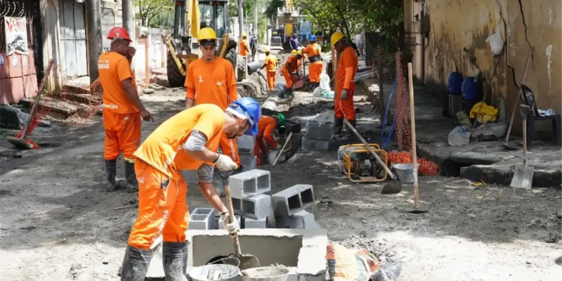 Obras de drenagem em andamento no bairro Neves, em São Gonçalo
