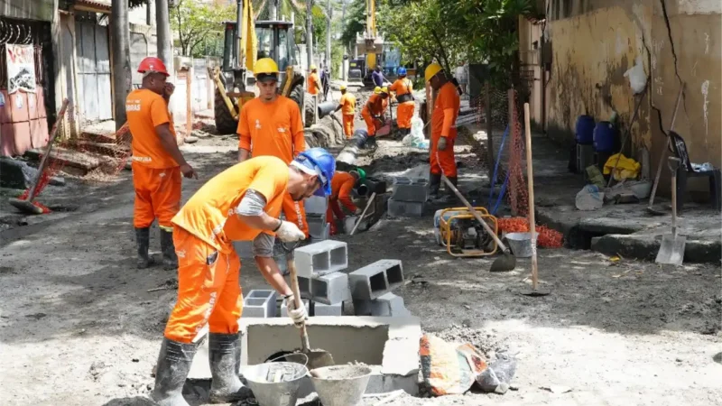 Obras de drenagem em andamento no bairro Neves, em São Gonçalo