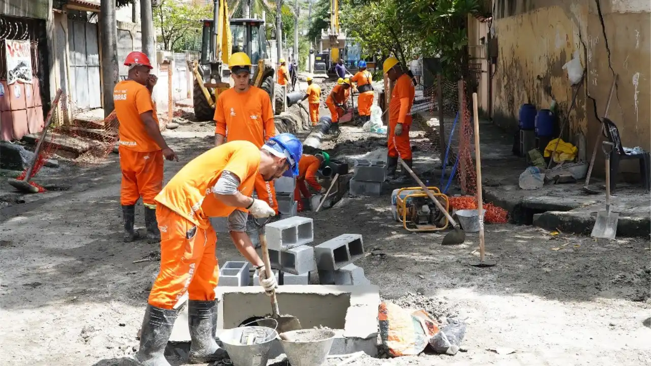 Obras de drenagem em andamento no bairro Neves, em São Gonçalo Obras de drenagem em andamento no bairro Neves, em São Gonçalo