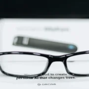 Pessoa utiliza óculos com inteligência artificial do programa TechVisão em Maricá