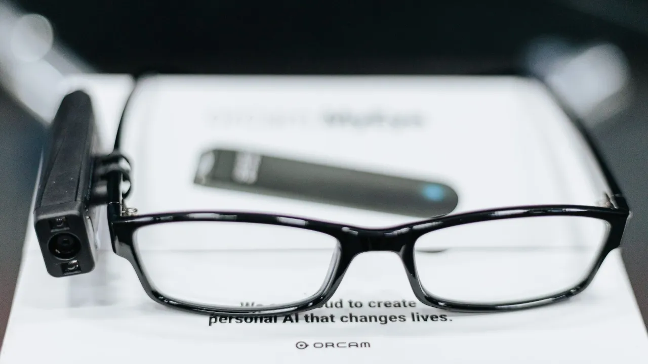 Pessoa utiliza óculos com inteligência artificial do programa TechVisão em Maricá