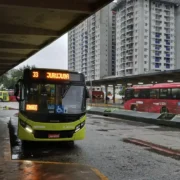 Passageiros embarcam em ônibus grátis nas eleições em Niterói
