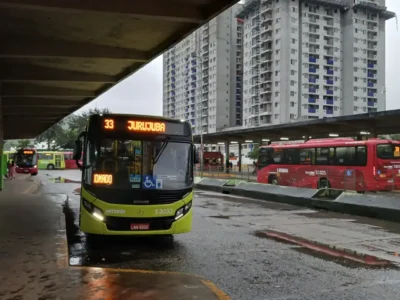Passageiros embarcam em ônibus grátis nas eleições em Niterói