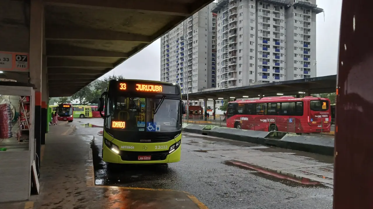 Passageiros embarcam em ônibus grátis nas eleições em Niterói