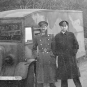 Charles Cholmondeley e Ewen Montagu em fotografia de 1943, diante de um veículo utilizado nos preparativos da Operação Mincemeat.