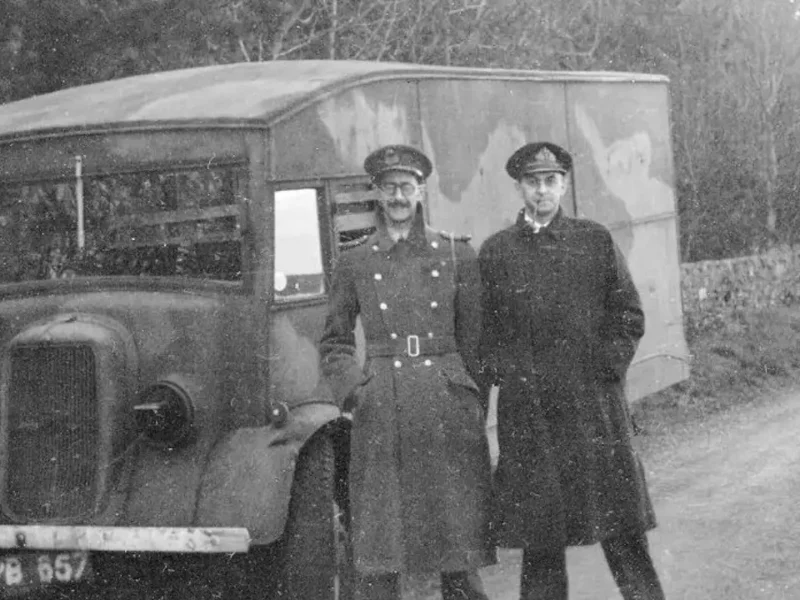 Charles Cholmondeley e Ewen Montagu em fotografia de 1943, diante de um veículo utilizado nos preparativos da Operação Mincemeat.