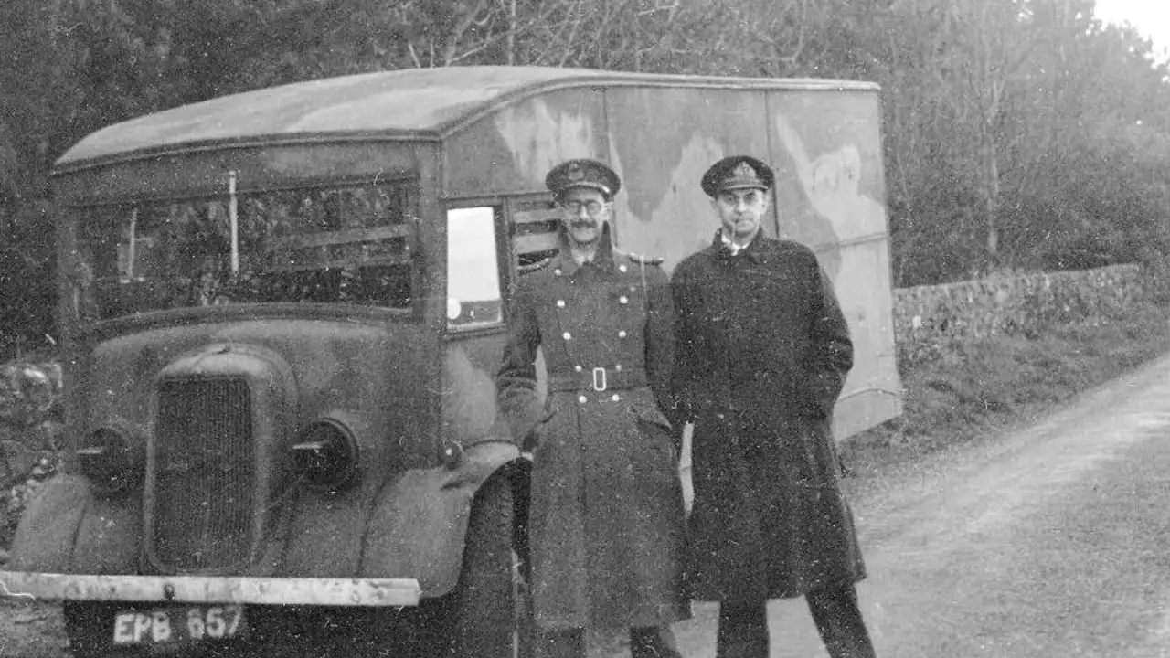 Charles Cholmondeley e Ewen Montagu em fotografia de 1943, diante de um veículo utilizado nos preparativos da Operação Mincemeat.